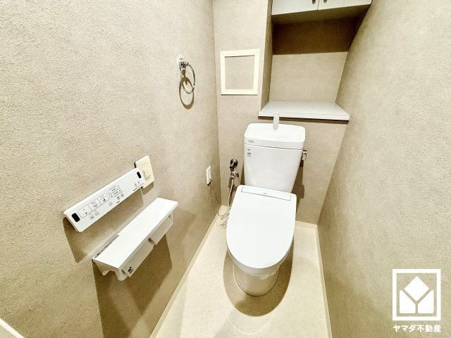 明るく清潔感溢れるトイレです。温水洗浄便座付きで、季節を問わずいつでも温かい便座をお使いいただけます。