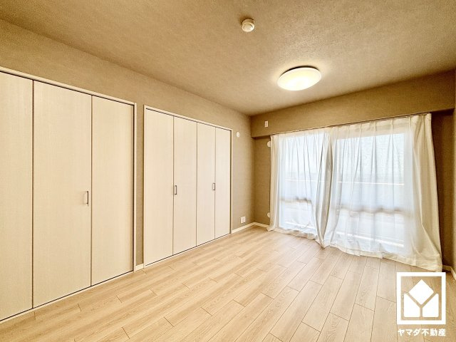 約8帖の洋室です。バルコニーにつながるお部屋で、通風・陽当たり良好。