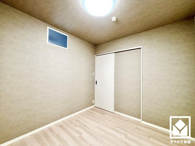約4.5帖の洋室です。全居室フローリングでお掃除ラクラクです。室内窓を配置し、ご家族との繋がりも感じることができる素敵なお部屋になっています。