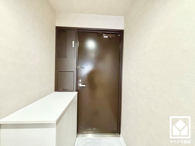 白を基調とした明るい玄関で、毎日を爽やかにスタート。清潔感あふれる空間が、訪れる人々を温かく迎えます。