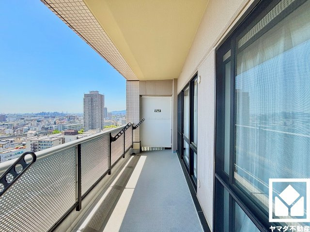 南向きバルコニーで陽当たり、風通し良好。17階建て最上階につき開放的な景色が広がります。奥行きのあるゆったりとしたバルコニーで、陽射しを感じながら贅沢な時間を過ごすことができます。