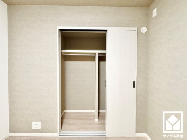 新たに家具を買わなくても良いので、ハンガーパイプ付きのクローゼットは嬉しいですね。