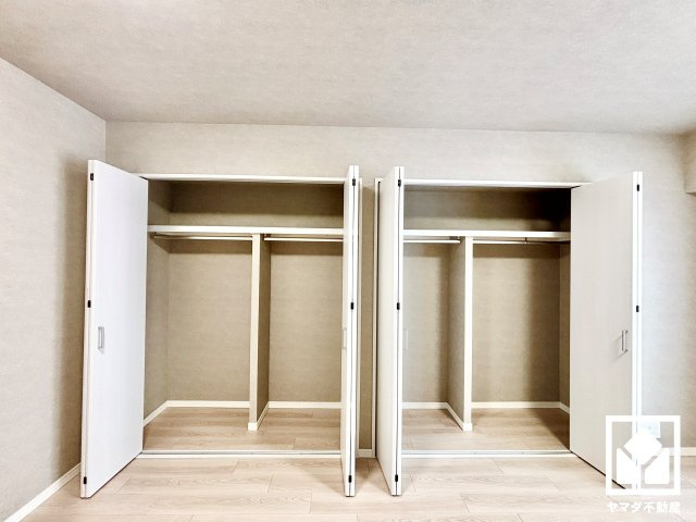 クローゼットは奥行きがあるので、収納力も申し分ありません。お洋服はもちろん、スーツケースなどの大物もしっかり収納できます。