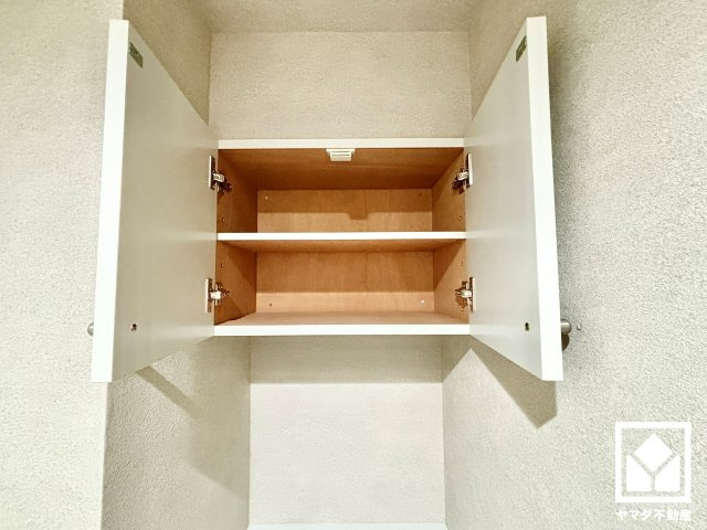 トイレにもトイレットペーパーのストックや消耗品置き場などとしてお使いいただける吊戸棚がございます。