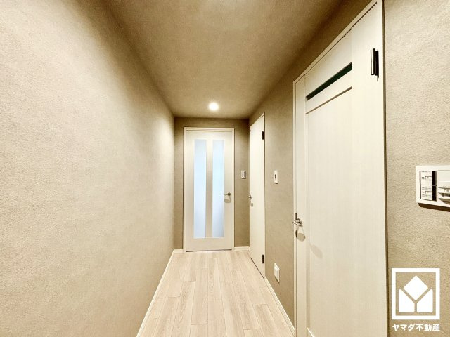 シンプルで洗練された玄関スペース。帰るたびにホッとできる、心地よい住まいの入り口。