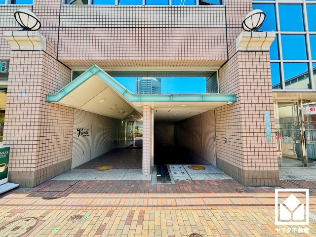 「ダイコクドラッグJR西宮駅前店」まで徒歩1分、「ファミリーマートJR西宮駅南店」まで徒歩1分、「ドン・キホーテ西宮店」まで徒歩7分など、他にもお買い物施設が徒歩圏内に複数あり便利です。