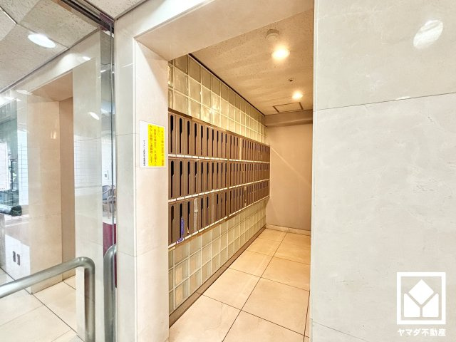 共用部には日常の郵便物受け取りに便利な集合ポストが備わっています。住まいの利便性を支える設備のひとつです。