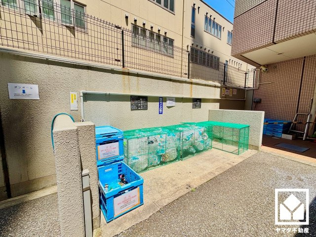 定期的な清掃・管理体制が整っており、すっきり保たれたゴミ置き場です。