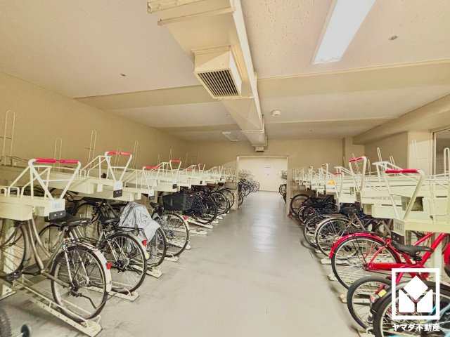 サイクルラック付きの屋内駐輪場を設置（月額300円）。バイコレーター付きで自転車の出し入れもしやすいです。バイク置場もございます（月額500円～1000円）。空き状況等はお問い合わせください。