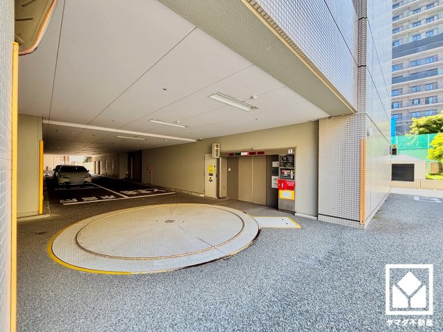敷地内に屋内駐車場を設置（月額17000円、保証金1か月分）。重い荷物や雨の日の移動もスムーズで、快適なカーライフを実現。空き状況等は弊社スタッフまでお気軽にお問い合わせください。