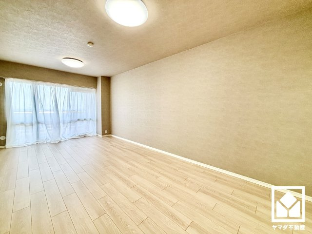 南向きの窓から自然光を取り込む、開放感あふれる暮らし。隅々まで光が降り注ぎ、明るく心地の良い空間。