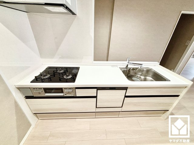 家族のごはん作りがはかどる、同時調理が可能な3口コンロ付きキッチン。毎日の家事の負担を軽減でき、節水効果も期待できる食器洗乾燥機もございます。