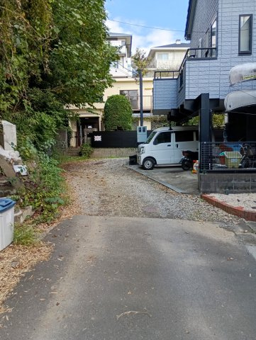 前面道路です。　この先は行き止まりで車の通行は少ないです。