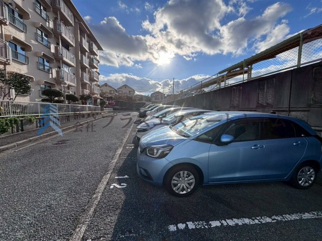 平面駐車場で車の出し入れも楽々です♪