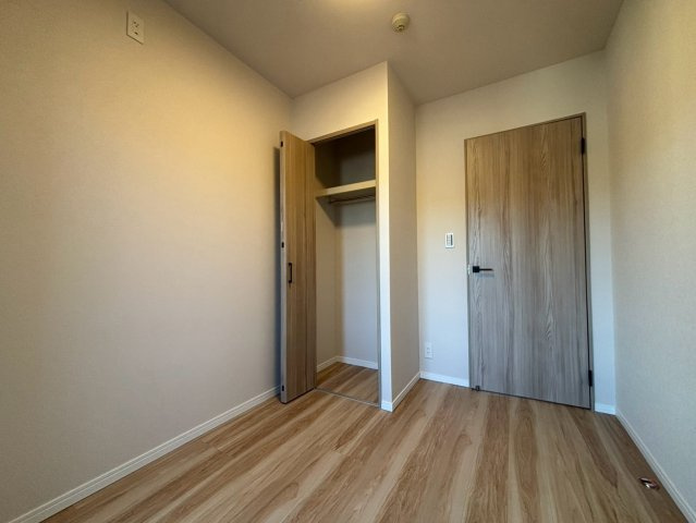 使いやすいクローゼットが最初から整っている洋室は、暮らしのはじまりがとてもスムーズ。衣類だけでなく、バッグや小物もきちんと収まり、部屋が散らかりにくくなります。