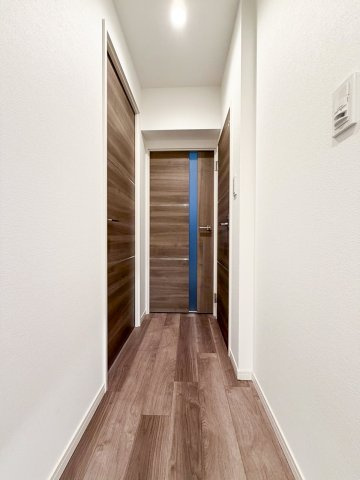 建具と床をブラウンの木目で統一、おしゃれですっきりとした雰囲気です。