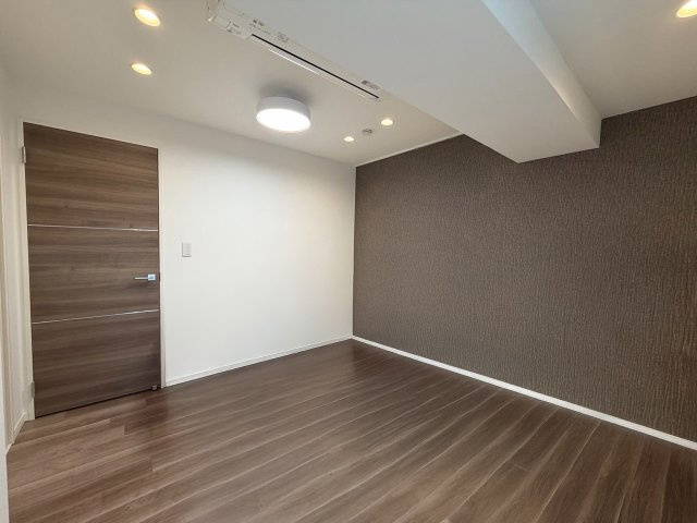 約5.7帖の洋室。アクセントクロスが部屋の印象を引き締め、モダンな空間に（家具消しVR画像加工有り）