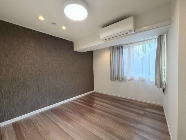 約5.7帖の洋室。アクセントクロスが部屋の印象を引き締め、モダンな空間に（家具消しVR画像加工有り）