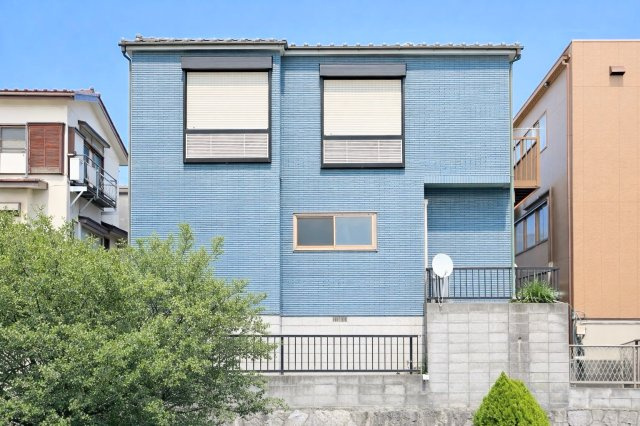 ◆堂々たる趣ながら、主張し過ぎずどこか余裕を感じさせるシャープなフォルムで佇む邸宅は、晴天の空と照らし合わせる事で、本来あるべき完成形の姿を見せてくれます。
