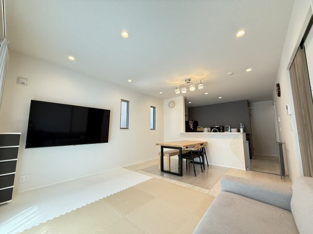 白を基調とした明るいリビングは開放感たっぷり。大画面テレビもすっきり配置でき、家族の団らんを楽しめます。カウンター付きキッチンは配膳や会話がしやすく、自然と家族が集まる心地よい空間です。