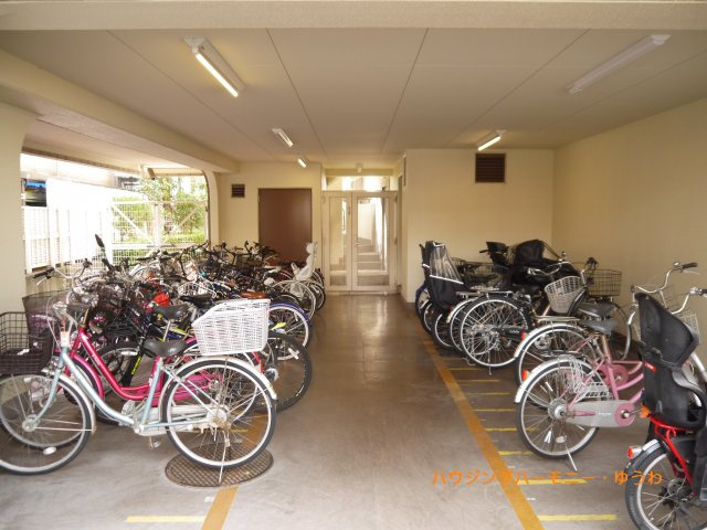 屋根付きの駐輪場となっていますので、雨の日でも大切な自転車が濡れずに済みます。