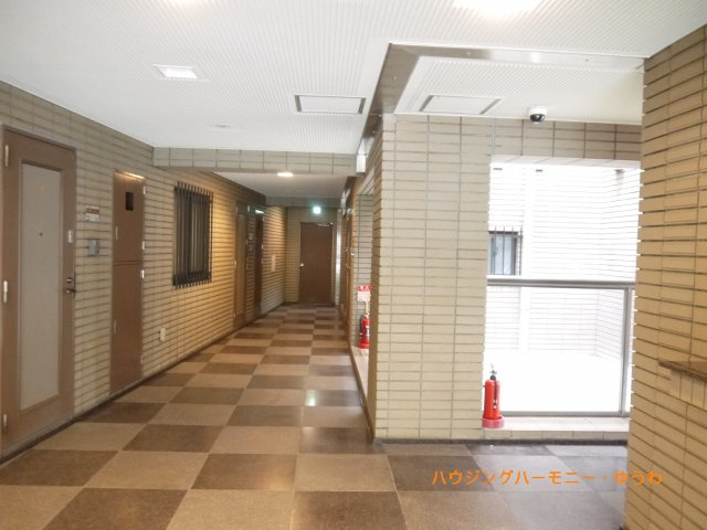 清潔感と歓迎感があるエントランスホールとなります。