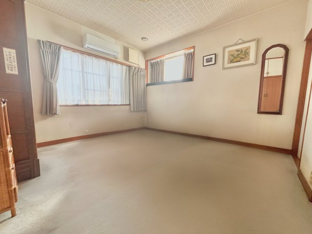 やわらかな日差しが入る洋室。