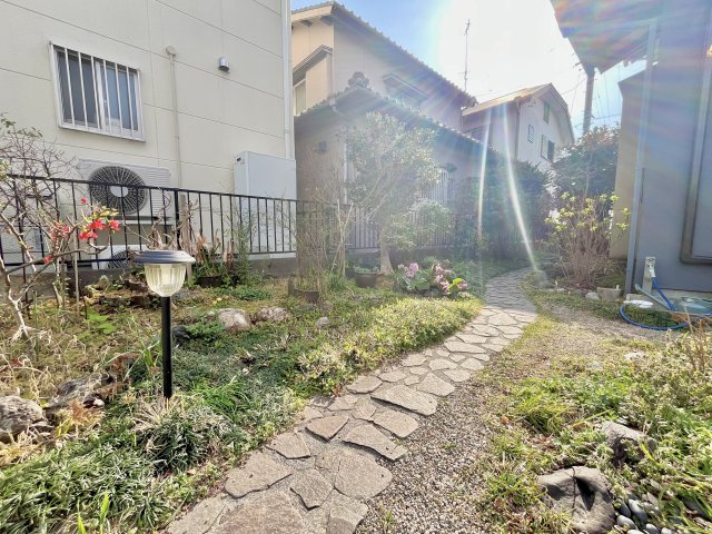 ガーデニングや家庭菜園も楽しめるお庭付きです。