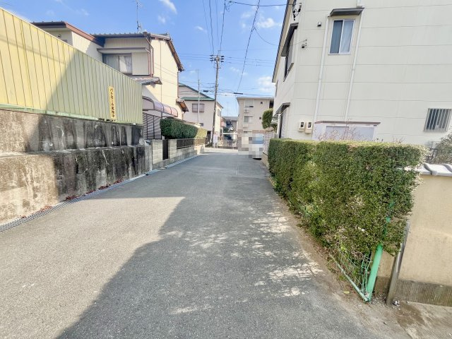 東側道路は学校用通路となっております。
