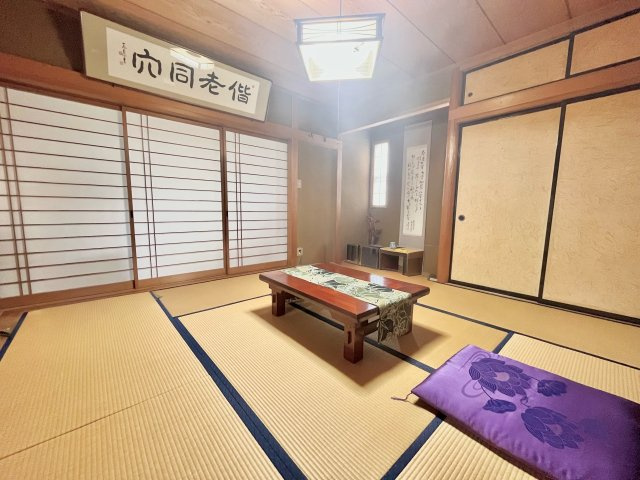 広縁からやわらかな光が差し込む心地よい和室。
