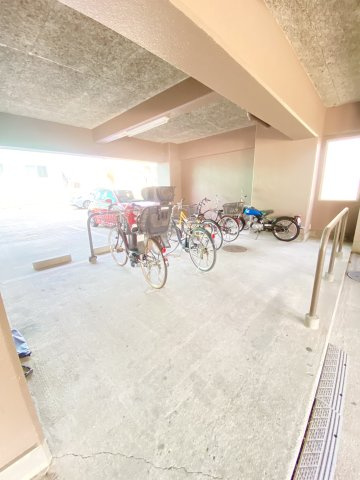 屋根付き駐輪場のため、雨の日でも濡れません！！