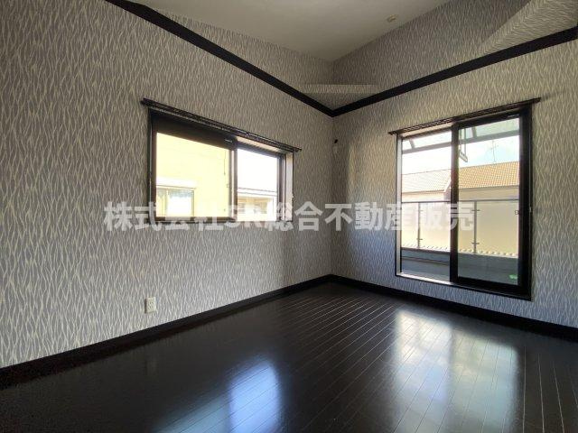 2F・洋室6帖。落ち着いて過ごせるお部屋なので、寝室にいかがでしょうか