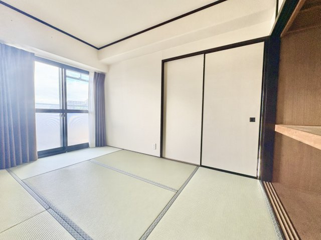 約5.5帖の納戸です。　東向きバルコニーに面していますので、陽当り良好です！　※家具はCGにより取り込んだものです。