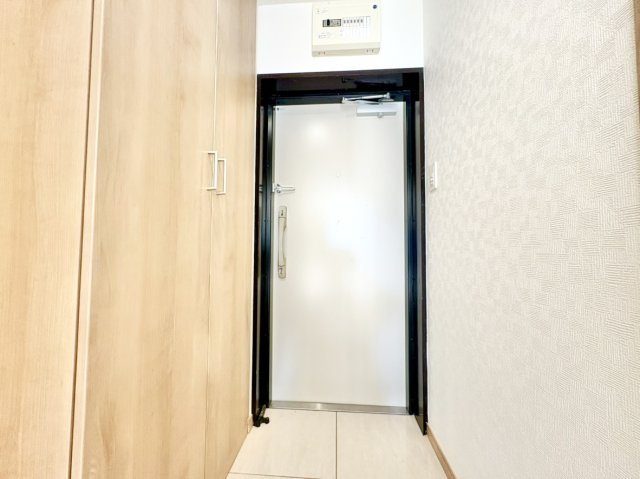 住まう人も来客も入った時にワクワクさせてくれるオシャレな玄関！　収納もたっぷりあるので、靴がたくさんあっても安心！　気持ちの良い朝は、毎日ここからスタートしていきます！