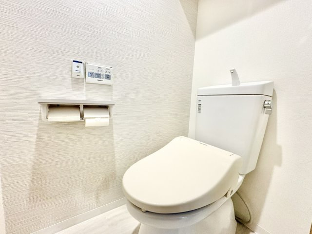 お掃除用品やトイレットペーパーの保管など広い収納付きトイレとなっております。　トイレには快適な温水清浄便座付です。