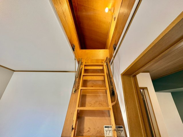 屋根裏収納
