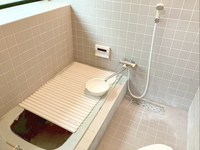 大きな出窓付きの浴室です！　開放感があり、日中は出窓からの採光が取れた明るい空間です！