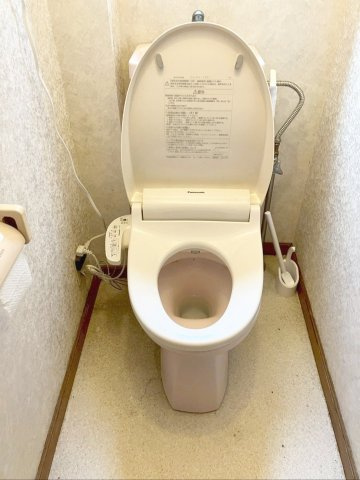 ウォシュレット付きで快適なトイレです！　掃除中や使用後にしっかりと換気ができる窓付きです！