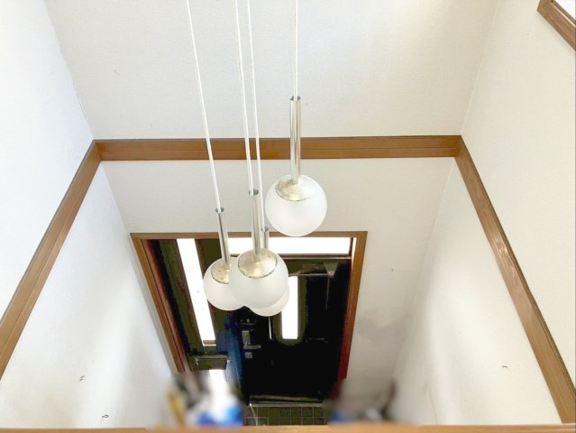 吹抜けで、自然光が気持ちの良い玄関！　天井が高く、開放的な第一印象を与えます！