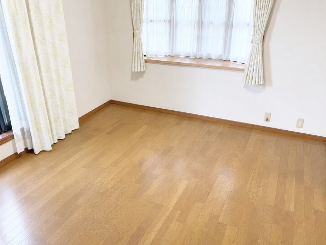 2階リビングです！空間に開放感と奥行きが感じられる出窓付きです！　（※AI加工により家具・荷物を消去しています）