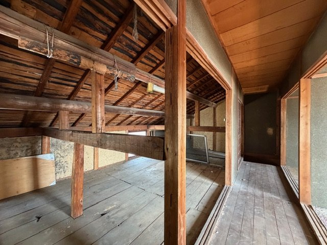 屋根裏♪フローリング張りして遊びスペースや様々な用途に大変身できますよ♪弊社のリフォーム事例ご紹介します♪