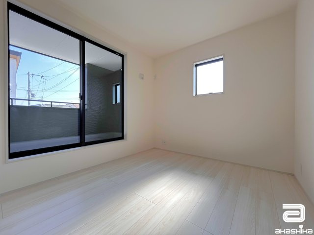 バルコニーに繋がる大きな窓から光が差し込む明るい部屋です。
