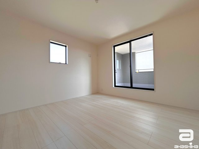 柔らかな陽光が差し込む、落ち着きのある居室。