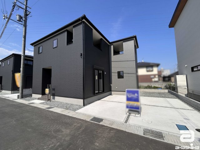 前面道路が広く、駐車が苦手な方でも安心して停めていただけます。
