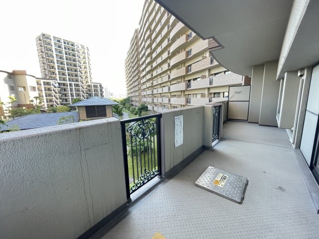 暖かな日差しのふりそそぐバルコニー