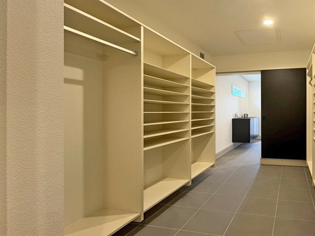 玄関収納のSCL。ホール・洗面所へとつながっています。　※施工例