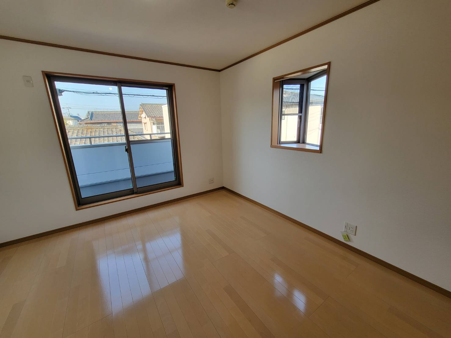 【2階：洋室8帖】北側のバルコニーに面したお部屋です☆