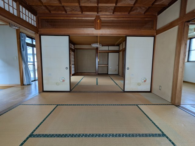 畳の上でゆっくりとくつろげる和室です
