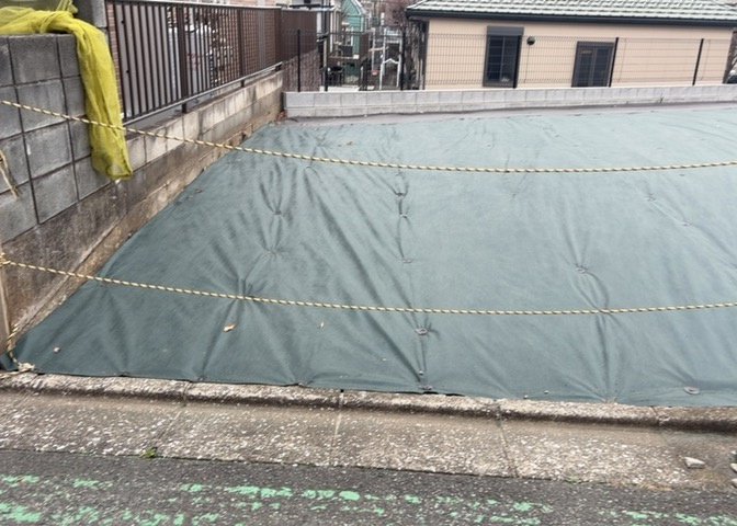 土地の面積＝住宅面積ではありません。建ぺい率の問題などで、土地のある場所によって住宅を建てられる面積は限られています。高さもしかり、「土地」という言葉の中には、建築条件も含まれると考えておきましょう。