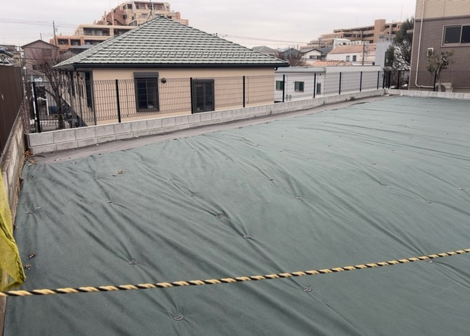 家を建てる場合、方位は要チェックです。現実的に日当たりのよい家ならばリビングは南側、建築基準法でも北側に当たる家への配慮は求められています。土地を見学に行く際は、方位磁針を持って行くようにしましょう。